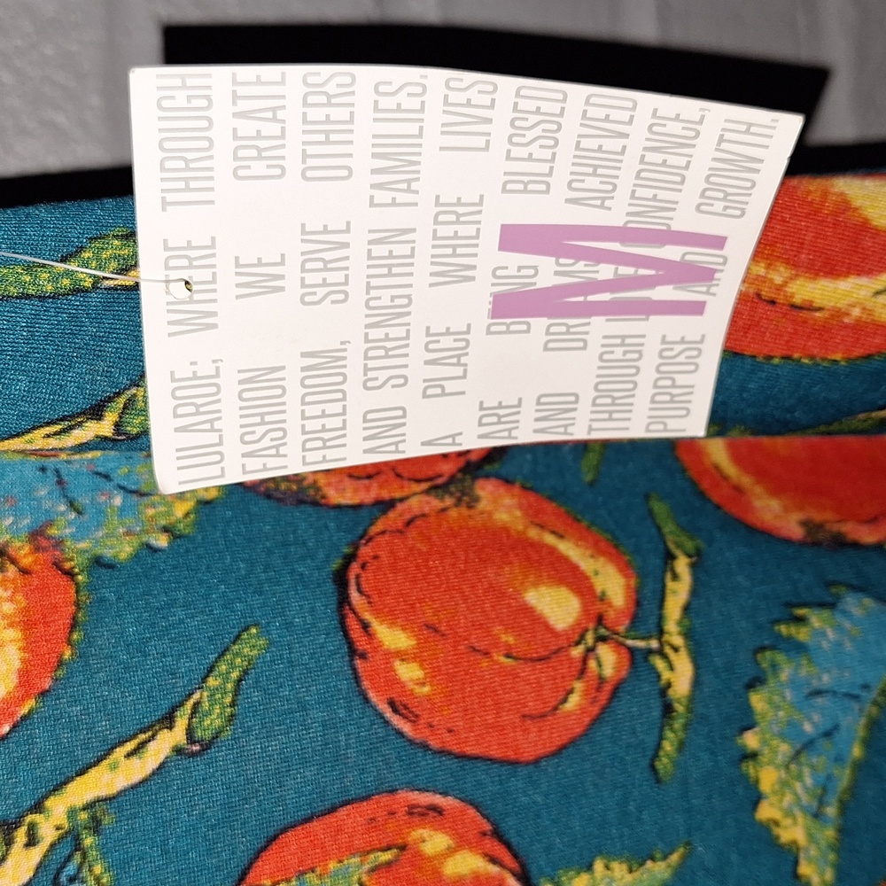 🍅 LuLaroe Tomatoes classic T tee-shirt Size M - Picture 3 of 6